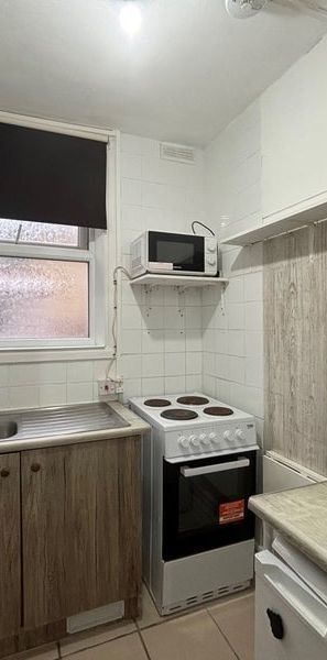 Studio Flat, Buckingham Road, NW10 - Photo 1