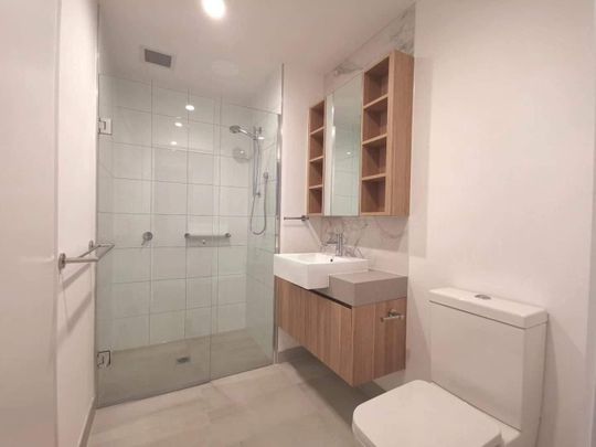 Modern, Spacious & Light Filled Apartment! - Photo 1