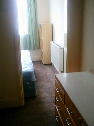 Homely Four Bed House - Photo 4