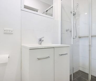 Tastefully renovated family home - Photo 6