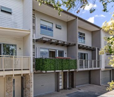 3 level townhouse with city views - Photo 3