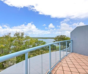 Picnic Point – Three Bedroom Penthouse with Private Roof Top Garden! - Photo 1
