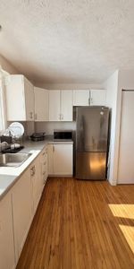 superbe 3 1/2 avec chambre spacieuse, disponible rapidement en Juin ! - Photo 3