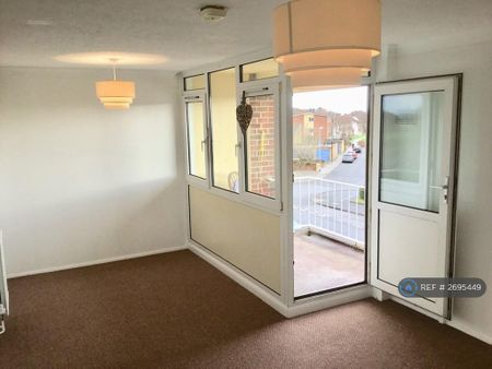 2 bedroom flat to rent - Photo 2