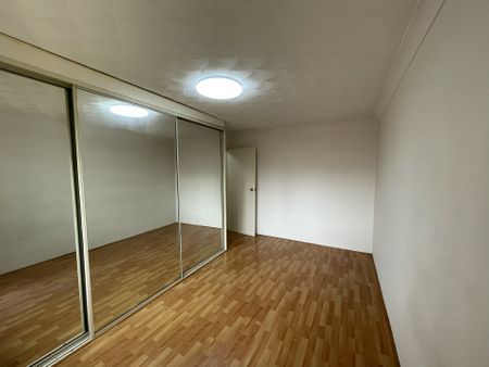 GROUND FLOOR UNIT - PRIME LOCATION! - Photo 4