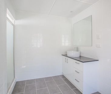 7 Milton Avenue, Paradise Point QLD 4216 - House For Rent | Domain - Photo 6