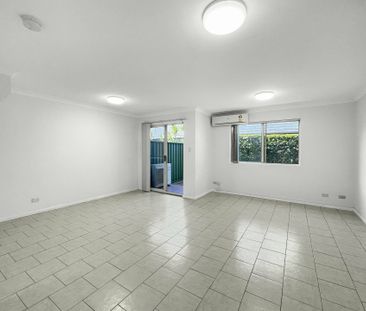 Spacious Two Storey Townhouse ! - Photo 4