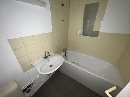 Location - Appartement T2 - 37 m² - Grand-Charmont - Photo 2