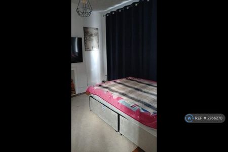 4 bedroom semi-detached house to rent - Photo 5