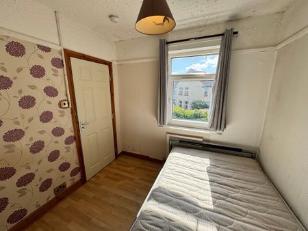 Giles Avenue, Tang Hall - P1849 - Photo 5