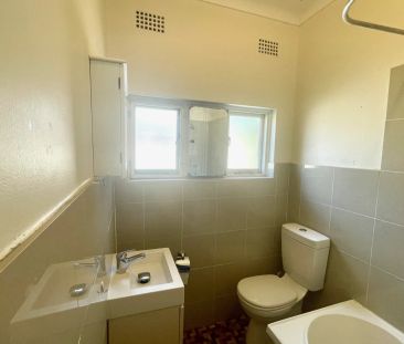 SPACIOUS TWO BEDROOM APARTMENT! - Photo 2