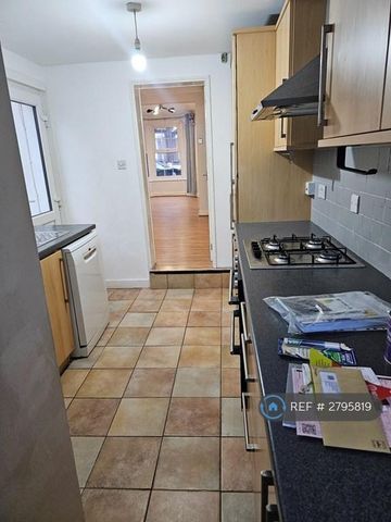 2 bedroom terraced house to rent - Photo 3