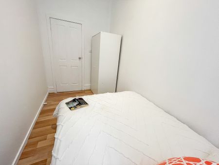 FANTASTIC FIVE BEDROOM HOUSE - Photo 4