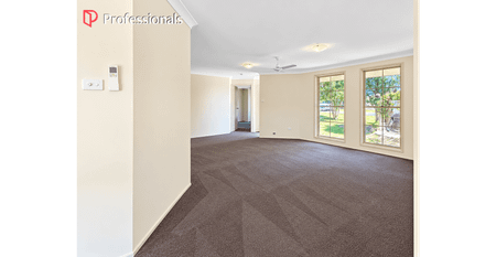 Spacious Four-Bedroom Family Home in a Quiet Worrigee Street! - Photo 3