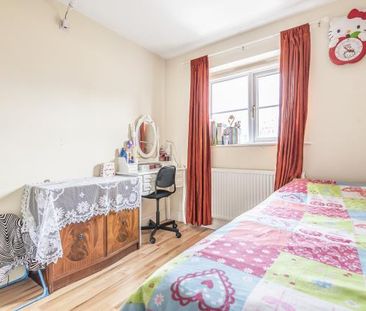 4 bedroom end of terrace house to rent - Photo 3