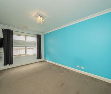 Contemporary Family Home in the Heart of Berwick - Available now - Photo 5