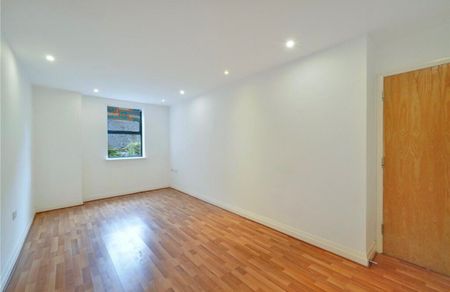 2 Bed Flat, North Point, N8 - Photo 2