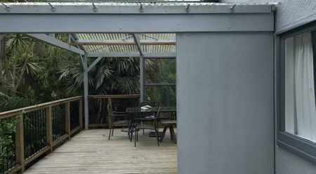 Beautifully refurbished 3 bedroom on Awaroa - Photo 3