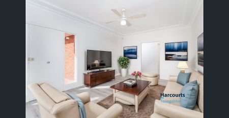 Exceptional 3-Bedroom House in the Heart of Toongabbie! - Photo 5