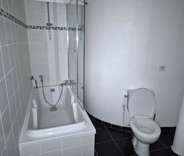 Location Appartement 2 pièces 53m² LILLE 59000 - Photo 5
