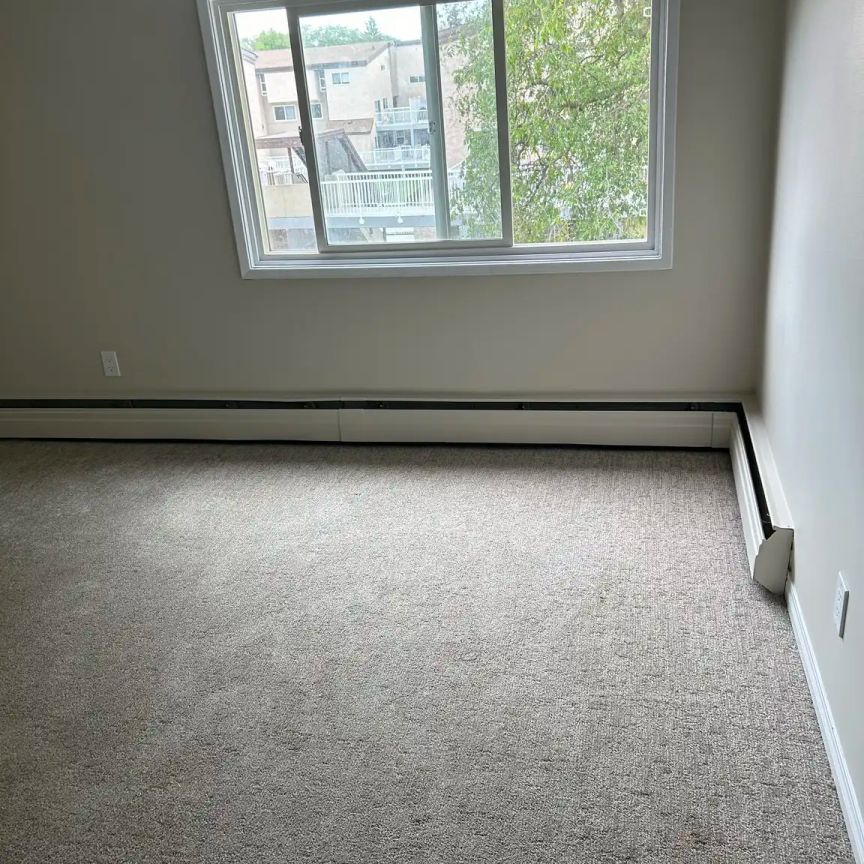 7715 159st — Bi-Level 2 Bedroom 1 Bath - Photo 1