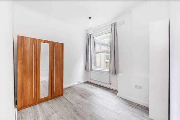 A modern newly refurbished four bedroom apartment located in the heart of Ealing Broadway, suitable for sharers. - Photo 1