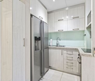 Furnished Renovated Apartment with Resort-Style Amenities – Surfers... - Photo 1