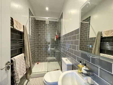 Luxury Bed Flat // Sept, LN2 - Photo 3