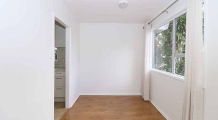 Very Tidy Halfmoon Bay 3 Bedrooms House - Photo 5