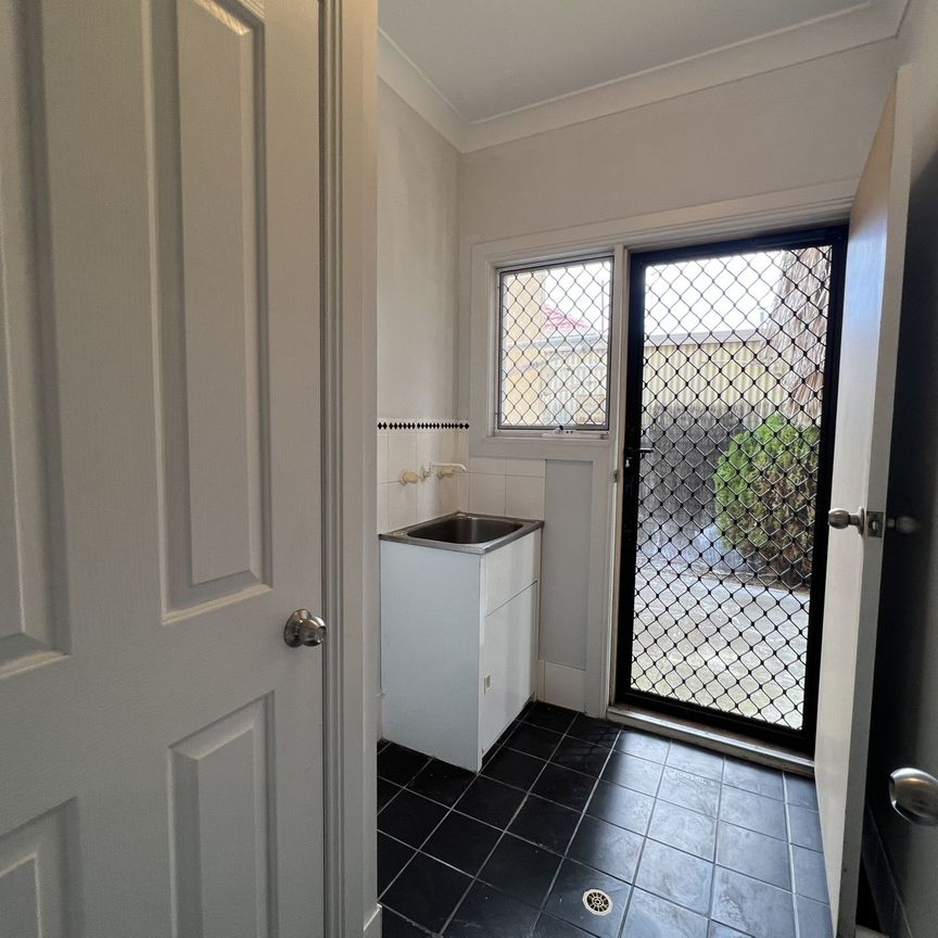 Low Maintenance 2 Bedroom Townhouse in Prospect! - Photo 1