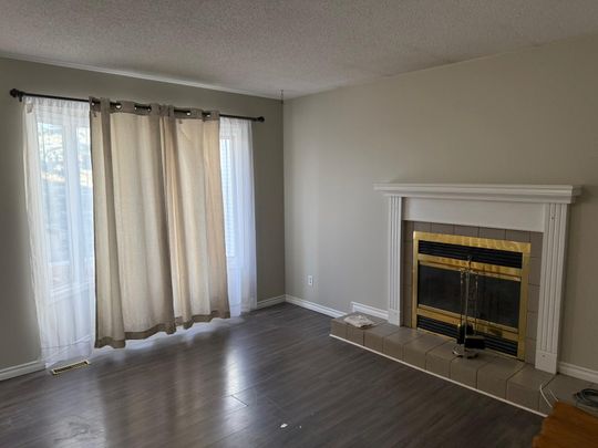 Beautiful 5 Bedroom Home in Eastview! - Photo 1