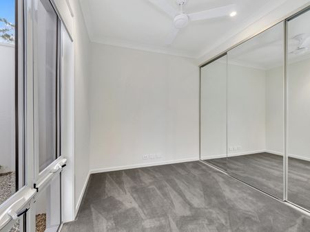 Beautiful parkland townhome Three bedrooms + study + multi-purpose room - Photo 3