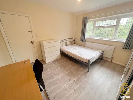 5 bedroom semi-detached house to rent - Photo 2