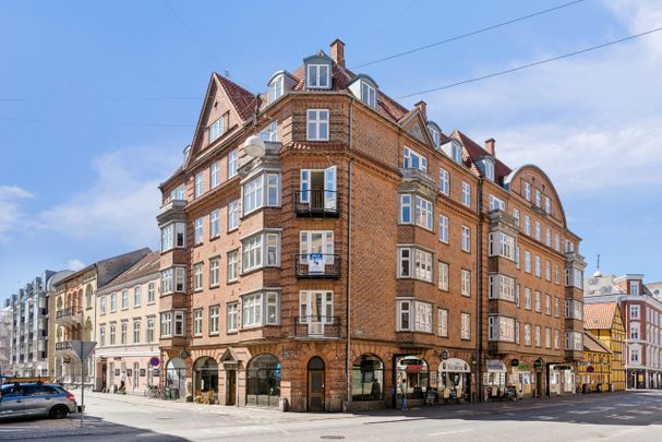 Skøn nyrenoveret 4 værelses lejlighed med sydvendt altan - Photo 1