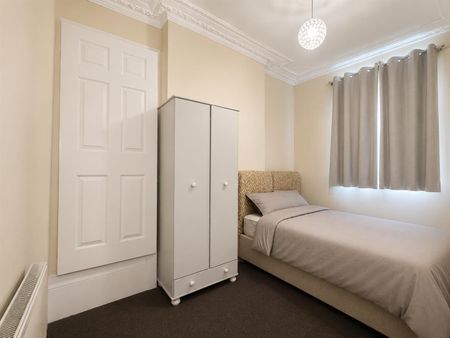 2 Grove Green Road, London E11 - Photo 2