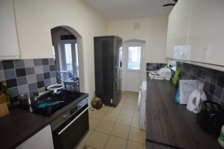 4 Bedroom House To Rent in Charminster - £2,200 pcm Tenancy Info - Photo 5