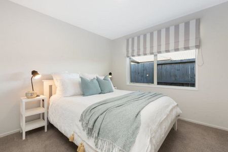 This stunning 4 bedroom, 2 bathroom house is now available for lease. - Photo 2