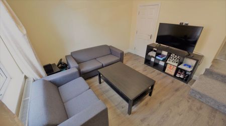 4 bedroom House in Welton Place, Leeds - Photo 2