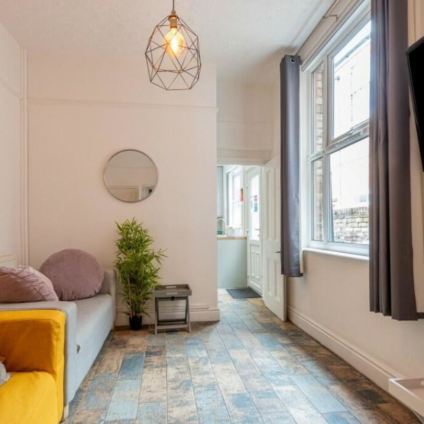 6 bedroom Semi-detached house to rent - Photo 1