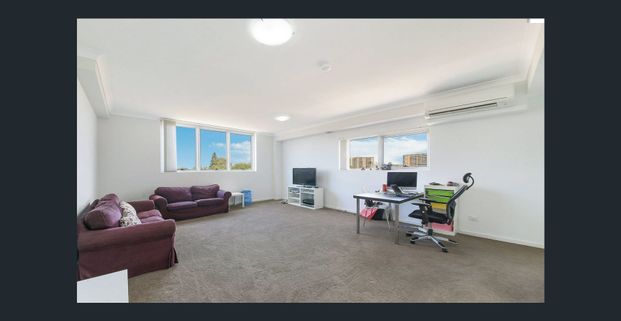 Spacious Contemporary Apartment in a Prime Location - Photo 1