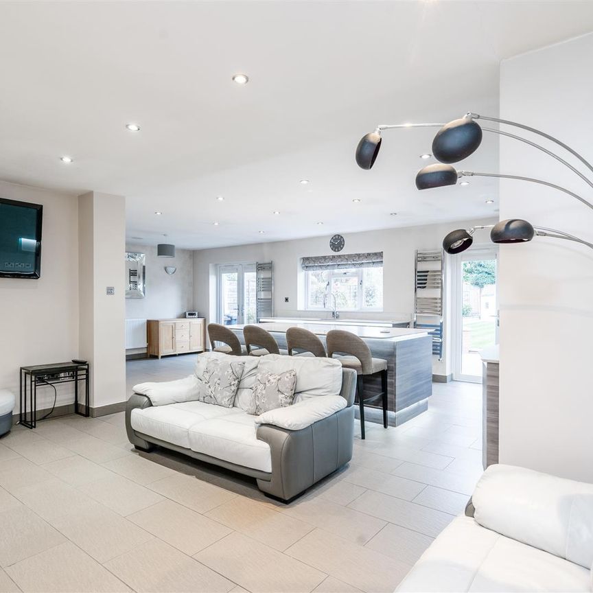 5 bed semi-detached house to rent in Regan Avenue, Shirley, Solihull - Photo 1