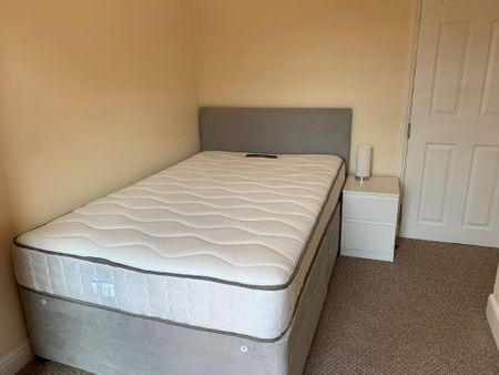 1 bedroom in a house share to rent - Photo 4