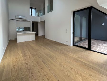 Erstbezug nach Sanierung - 3 Zimmer Dachgeschoßwohnung mit Terrasse in 1010 Wien! - Foto 2