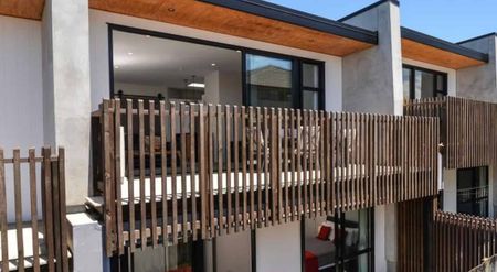 Trendy Townhouse - Photo 3