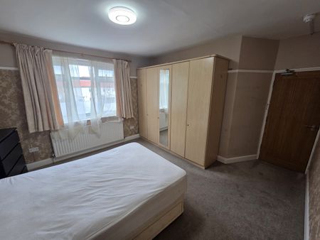 Island Road, Mitcham, CR4 3 - Photo 4