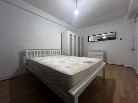 1 bedroom in a flat share to rent - Photo 3