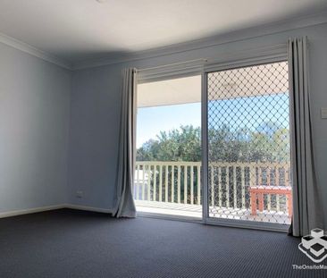 A LOVELY TOWNHOUSE IN A POPULAR BAYSIDE COMPLEX! - Photo 5