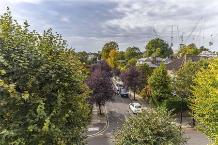 Two bedroom splits level apartment refurbished throughout. - Photo 3
