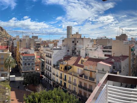 Piso de alquiler en Calle Periodista Pirula Arderius, 2, Barrio del Centro - Photo 2