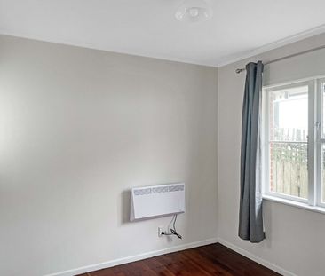 RENOVATED 3-BEDROOM KARORI HOME! - Photo 6